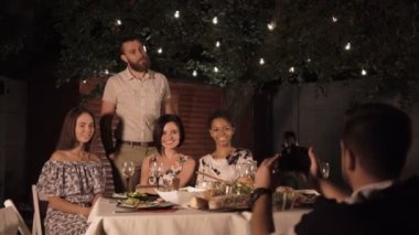 Yemek sırasında fotoğraf çekme arkadaşlar