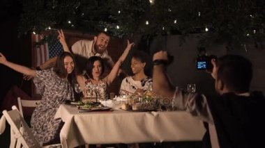 Yemek sırasında fotoğraf çekme arkadaşlar