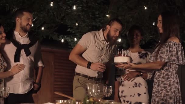Друзья празднуют тортом — стоковое видео