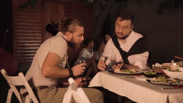 Les hommes parlent sur la fête — Video