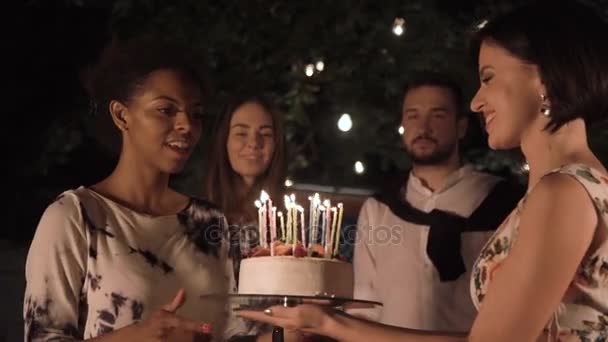 Happy přátelé s dortem — Stock video
