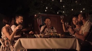 şarap bardakları tokuşturup arkadaşlar