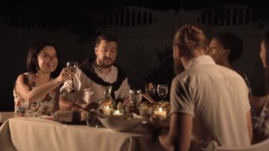şarap bardakları tokuşturup arkadaşlar
