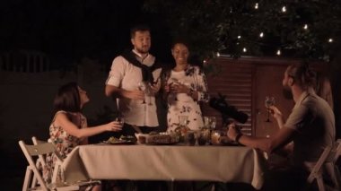 İnsanlar nişan kutluyor