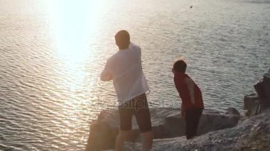 Baba ile oğlu Gölü kıyısında