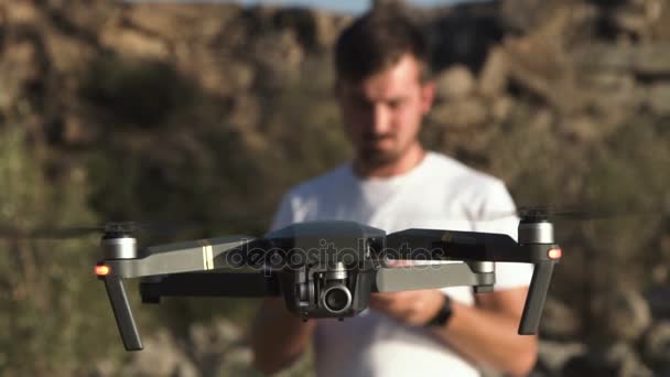 Drone di controllo uomo con rc . — Video Stock