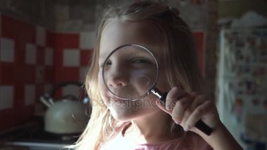 Sevimli kız büyüteç ile oynamak