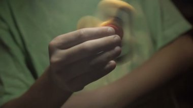 Spinner ile oynayan çocuk