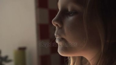 Hamuru hazırlarken un ile oynayan kız.