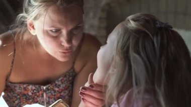 Anne kızın dişleri teftiş.