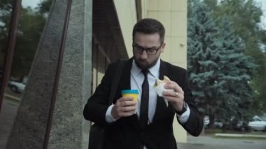 Acele sağlıksız yaşam tarzı ile meşgul adam