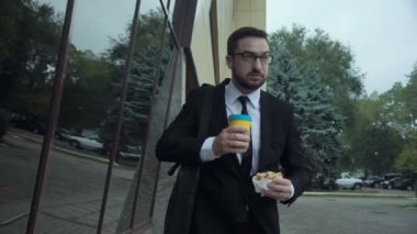 Hamburger yiyip kahve içmeyi işadamı