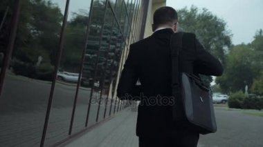 Hamburger yiyip kahve içmeyi işadamı