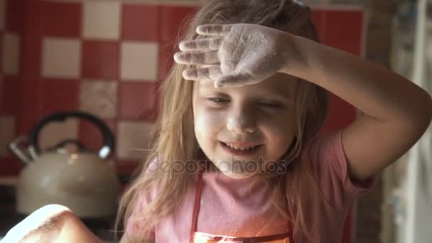Gadis kecil di dapur . — Stok Video