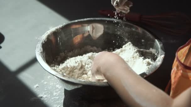 Pequena menina cozinhando massa — Vídeo de Stock