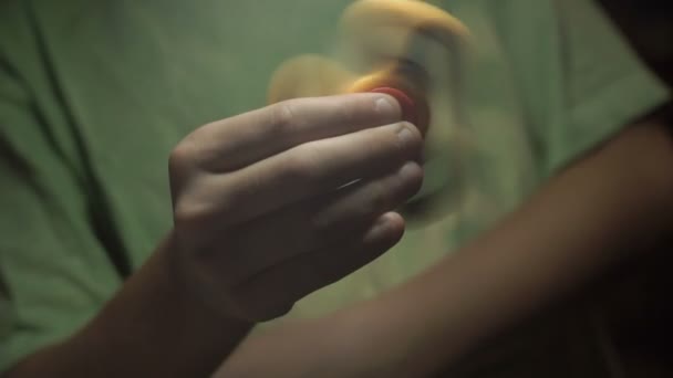 Enfant jouant avec spinner 