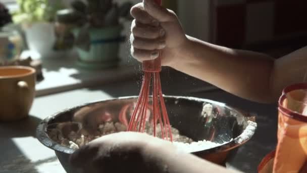Маленька дівчинка готує тісто — стокове відео