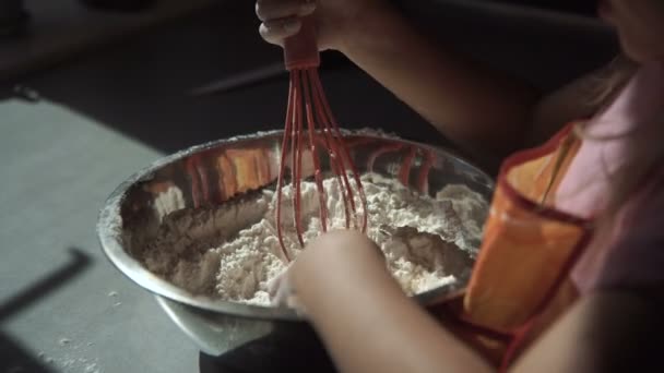 Pequena menina cozinhando massa — Vídeo de Stock