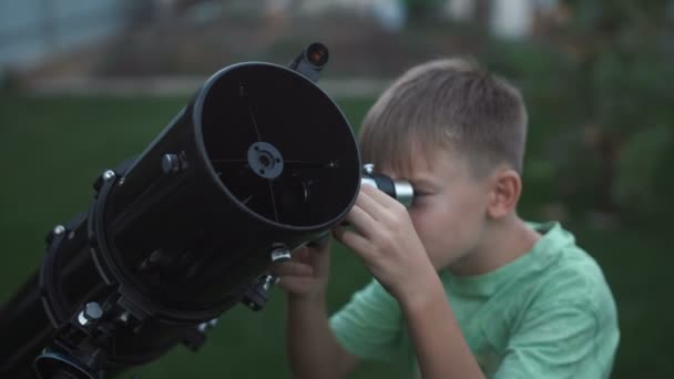 Niño usando el telescopio . — Vídeos de Stock