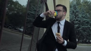 Acele sağlıksız yaşam tarzı ile meşgul kızgın adam