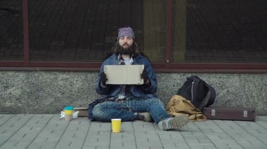 Zavallı adam karton ile