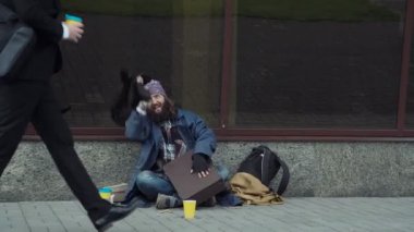 Bir davada olumlu evsiz davul.