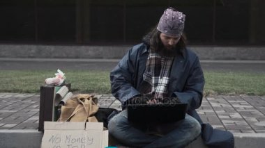 Zavallı adam dizüstü bilgisayarda yazarak