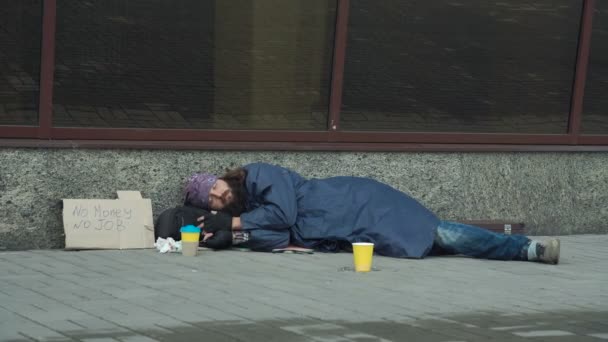 Voorbijganger geven van geld aan de bedelaar — Stockvideo