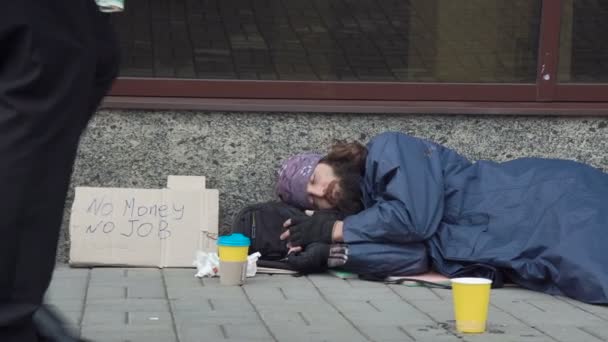 Passerby donne de l'argent au mendiant — Video
