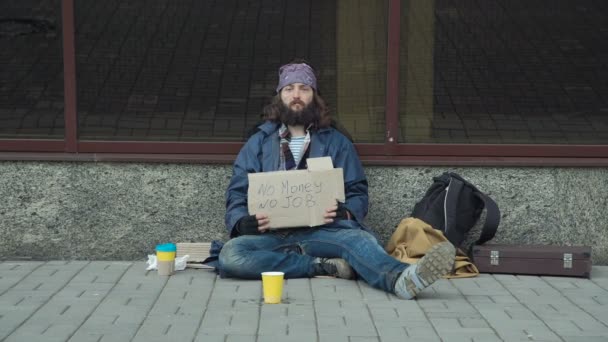 Arme werkloze man in de straat bedelen — Stockvideo