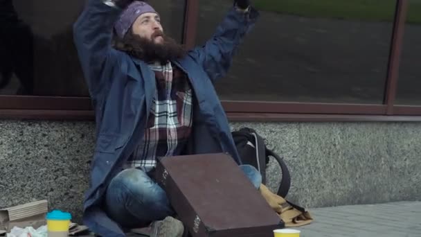 Положительные барабаны бездомных по делу — стоковое видео