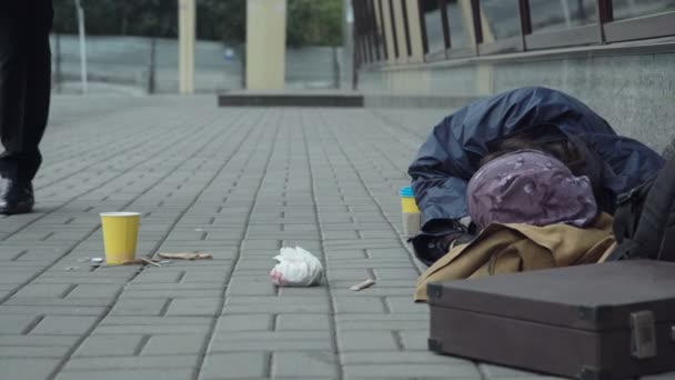 Passerby donne de l'argent au mendiant — Video