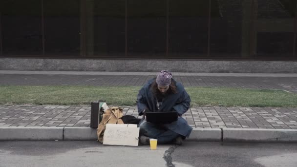 Hombre sin hogar ganó el premio gordo — Vídeo de stock