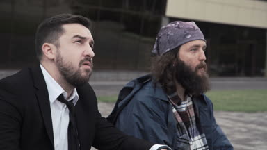 Zengin adam bir dilenci beklerken yanındaki yeme