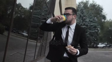 Acele sağlıksız yaşam tarzı ile meşgul adam