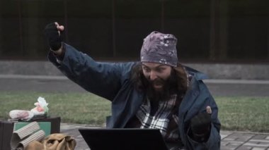 Mutlu evsiz bir sürü para kazandı