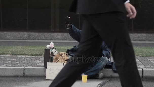 Funny homeless beggar winning a fortune online — Stock Video