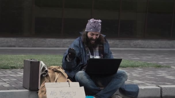 Бездомный выиграл джекпот — стоковое видео