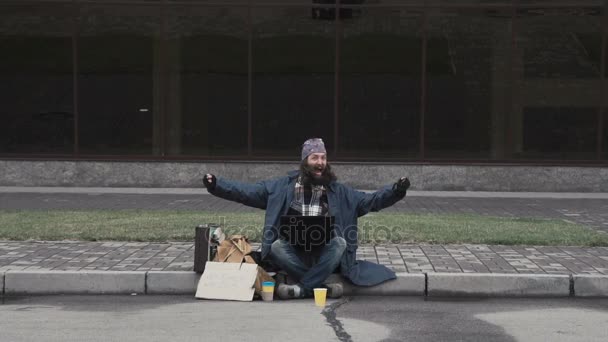 Бездомний чоловік виграв джекпот — стокове відео