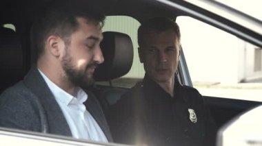 Polis memuru tutuklusu adamla arabada oturan