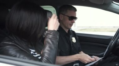 Arabaya tutuklusu kadınla oturan polis memuru