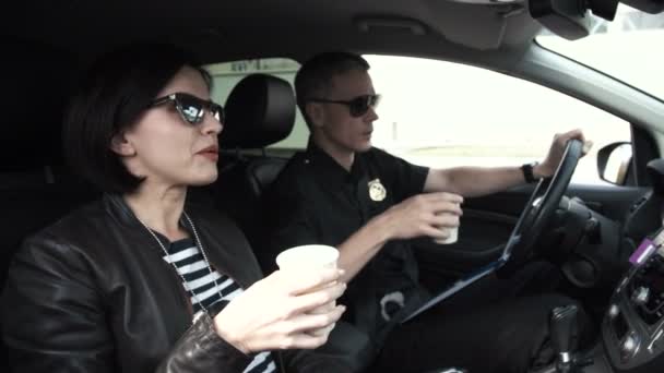 Dos agentes de policía sentados en coche durante el descanso — Vídeo de stock