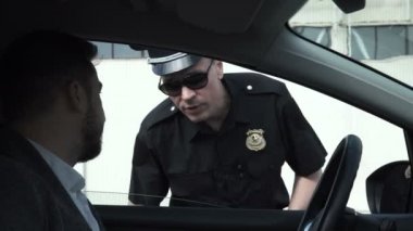 Polis bir sürücü durdurma