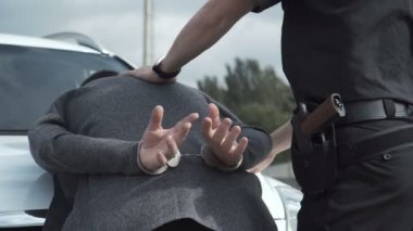 Polis otopark üzerinde suçlu tutuklamak