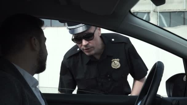 Policeman stopping a driver — Stock Video