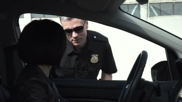 Policial pedindo mulher durante verificação de estrada — Vídeo de Stock