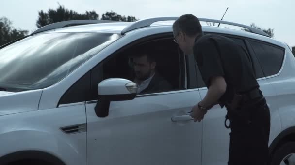 Politieagent arresteren delinquent — Stockvideo