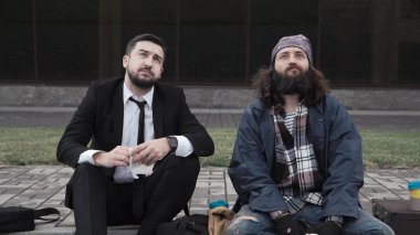 İşadamı ve evsiz kaldırımda