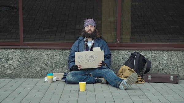 Poor unemployed man begging in street — Stock Photo, Image