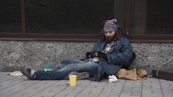 Homeless using smartphone — Stock Photo, Image